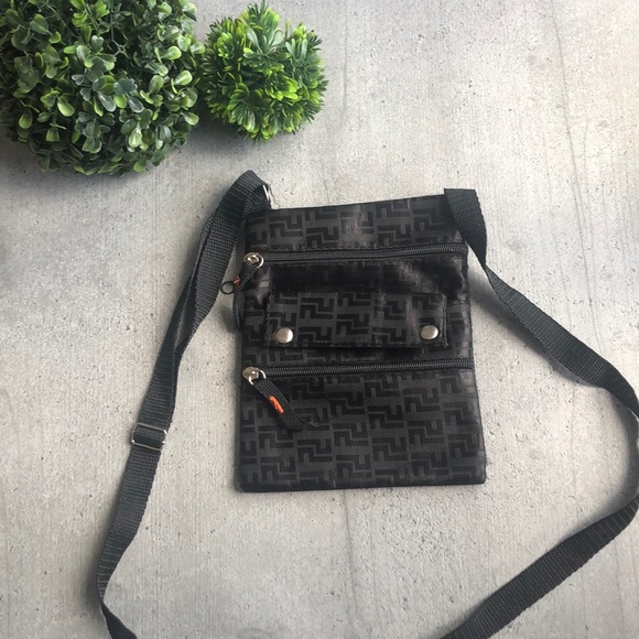 Black cross body bag zip up - Picture 2 of 3